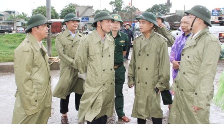 Đồng chí Phó Bí thư Thường trực Tỉnh ủy Đỗ Trọng Hưng kiểm tra công tác ứng phó với cơn bão số 4 tại TP Sầm Sơn