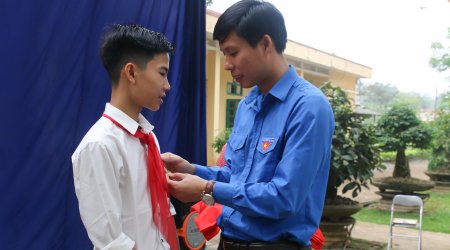 Trao tặng huy hiệu “Tuổi trẻ dũng cảm” cho nam sinh lớp 9 cứu sống 3 học sinh bị đuối nước