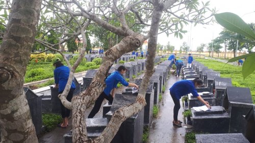 ĐVTN các huyện Hậu Lộc, Tĩnh Gia, Lang Chánh, Hà Trung dọn dẹp vệ sinh, trồng hoa tại Nghĩa trang liệt sĩ.jpg
