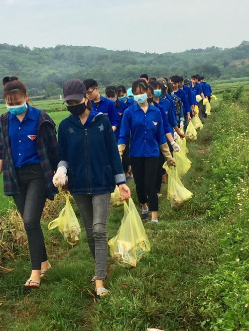 Đoàn TN huyện Cẩm Thủy thu gom vỏ thuốc bảo vệ thực vật, túi ni lon.jpg
