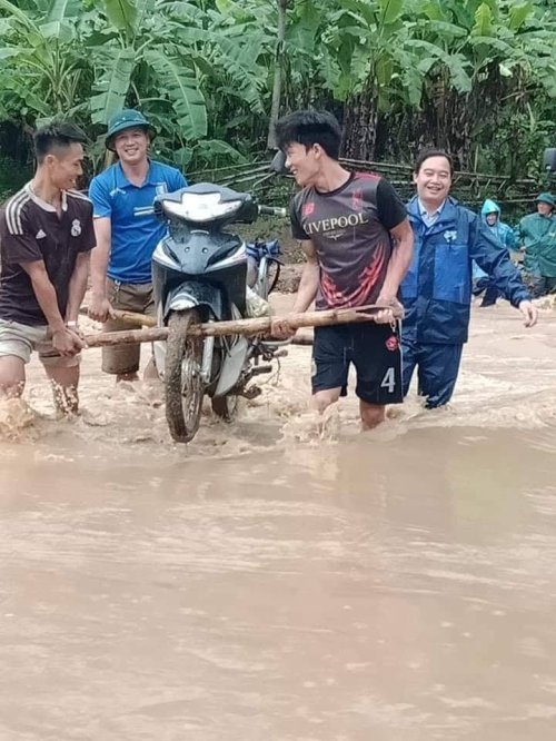 ĐVTN huyện Bá Thước vận chuyển tài sản giúp người dân tại các điểm ngập lụt.jpg