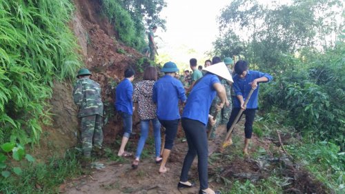 ĐVTN huyện Quan Sơn khắc phục các điểm bị sạt lở đất.jpg