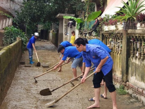 ĐVTN Thành phố Thanh Hóa giúp dân dọn vệ sinh môi trường sau lũ.jpg