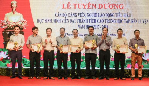 c&aacute;n bộ đảng vi&ecirc;n tham gia đề t&agrave;i khoa học được Hội đồng khoa học tỉnh c&ocirc;ng nhận.JPG