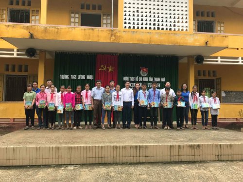 Đc Hoàng Văn Thanh Phó Bí Thư Tỉnh đoàn tặng vở cho các em học sinh Trường THCS Lương Ngoại, huyện Bá Thước.jpg