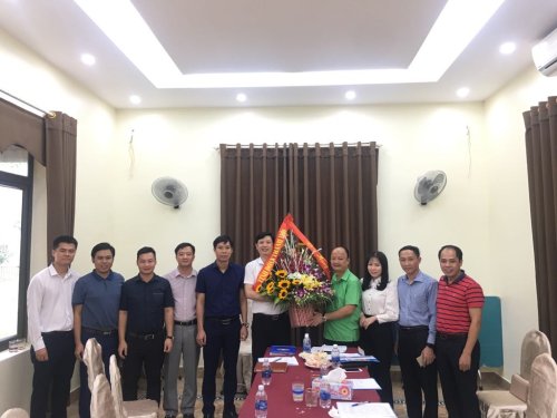 Đồng chí Lê Văn Trung, Bí thư Tỉnh đoàn tặng hoa chúc mừng anh Nguyễn Hồng Phong.jpg