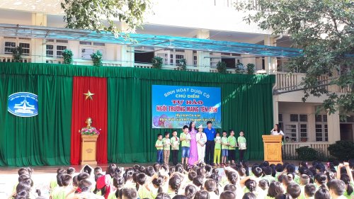 Trao quà cho các em học sinh trả lời đúng các câu hỏi về Anh hùng liệt sỹ Nguyễn Văn Trỗi.jpg