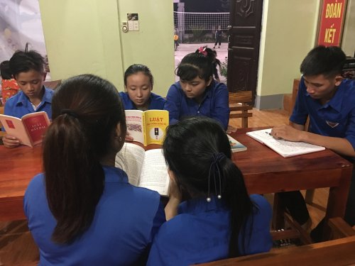 Th&agrave;nh vi&ecirc;n Clb Tuổi trẻ với ph&aacute;p luật x&atilde; Thọ Di&ecirc;n tham gia t&igrave;m hiểu kiến thức ph&aacute;p luật.jpeg