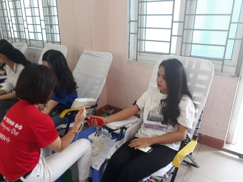 sinh viên tham gia hiến máu 1.jpg