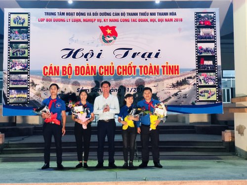 ĐC Nguyễn Hữu Tuất trao giải cho đội giành giải nhất cuộc thi .jpg
