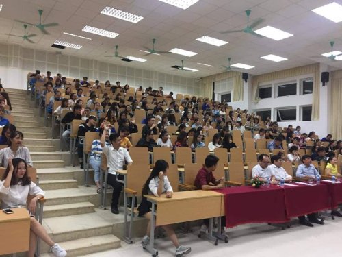 sinh viên tham gia thảo luận tại diễn đàn.jpg