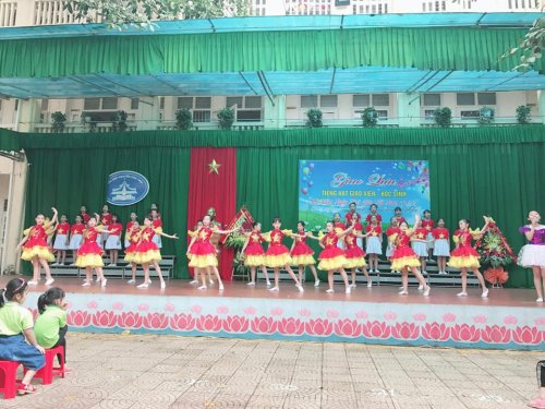 Ho_t __ng ch&agrave;o m_ng ng&agrave;y 20.11 t_i tr__ng Ti_u h_c Nguy_n V_n Tr_i.jpg