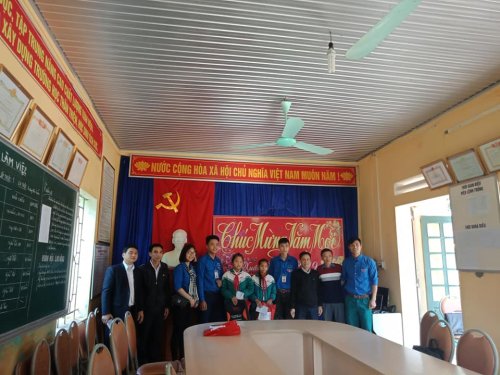 Tặng quà học sinh nghèo tại xã Xuân Thái, huyện Như Thanh.jpg