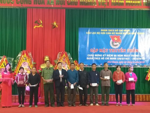 Đc Đinh Xu&acirc;n Hướng - Chủ tịch UBND huyện tặng 10 suất qu&agrave; cho c&aacute;c gia đ&igrave;nh ch&iacute;nh s&aacute;ch.jpg