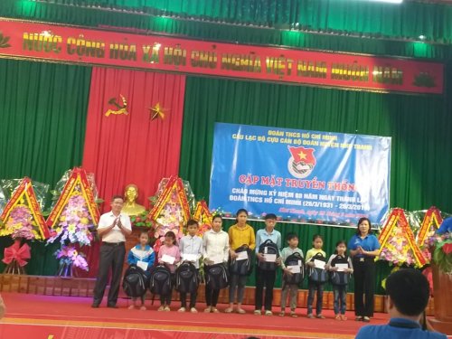 CLB tặng 10 suất qu&agrave; cho 10 em học sinh ngh&egrave;o vượt kh&oacute;.jpg