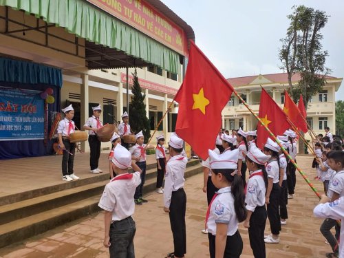 Nghi lễ chào cờ Trường TH Yên Lạc.jpg