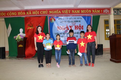 tặng quà học sinh nghèo trường TH Xuân Du.jpg