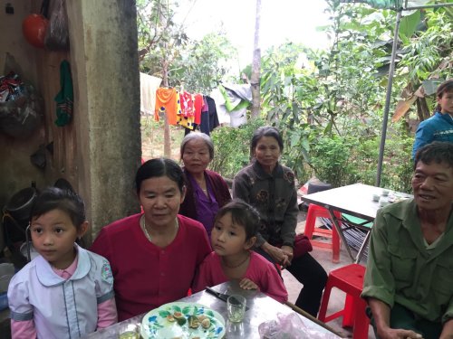 Học sinh Mai Thị Minh Vy sống cùng Bà cố Ngoại.jpg