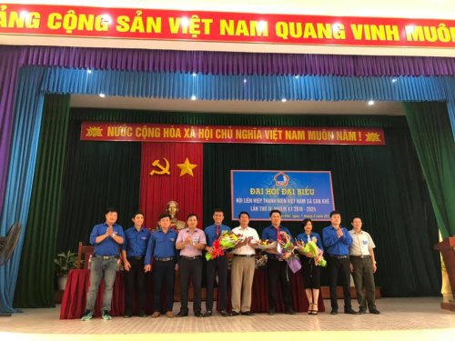 Các đơn vị bạn đến tặng hoa và chúc mừng Đại hội Đại biểu Hội LHTN Việt Nam xã Cán Khê.jpg