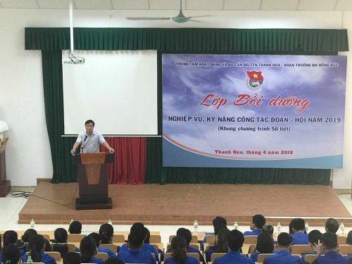 123TH Nguyễn ANh Tuấn giảng bài.jpg