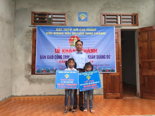 BGH trường TH Yên Thọ 2 trao biển tặng em Mai Thị Minh Vy bộ bàn ghế trị giá 7.500.000đ.jpg