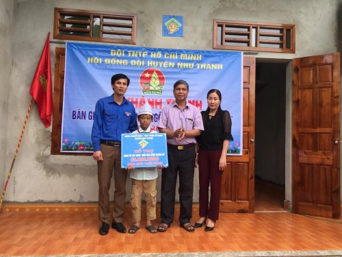 Lãnh đạo Ủy ban MTTQ, Đoàn Thanh niên, Phòng GD&ĐT huyện trao kinh phí hỗ trợ xây dựng ngôi nhà khăn quàng đỏ cho em Ngân Quang Trường.jpg