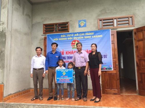 Lãnh đạo Ủy ban MTTQ, Đoàn Thanh niên, Phòng GD&ĐT huyện và đại diện cấp ủy địa phương trao kinh phí hỗ trợ xây dựng ngôi nhà khăn quàng đỏ cho em Mai Thị Minh Vy.jpg