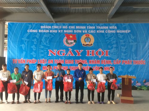 2.Đồng chí Hoàng Văn Thanh và đồng chí Hà Xuân Thành tặng quà cho thanh niên công nhân có hoàn cảnh khó khăn.jpeg