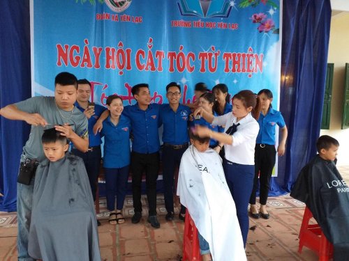 BTV Huyện đoàn Như Thanh chỉ đạo BCH Đoàn xã Yên Lạc tổ chức Ngày hội cắt tóc từ thiện.jpg