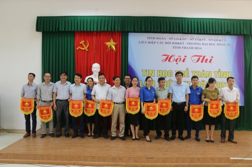 ANH TRAO CO LUU NIEM HOI THI TIN HOC.JPG