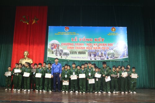 Ban Tổ chức trao giấy chứng nhận.jpg