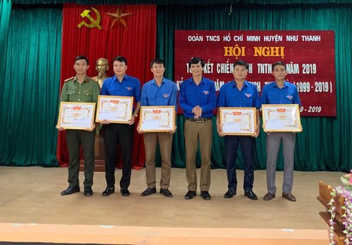 Đồng chí Lê Văn Nghĩa - Bí thư Huyện đoàn trao giấy khen và phần thưởng cho các cá nhân có thành tích xuất sắc trong chiến dịch TNTN hè 2019.jpg