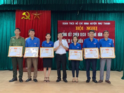 Đồng chí Lê Văn Quang - Uỷ viên BTV, Trưởng ban Dân vận Huyện uỷ trao giấy khen và phần thưởng cho các tập thể có thành tích xuất sắc trong chiến dịch TNTN hè 2019.jpg
