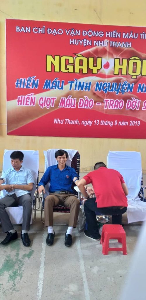 Đồng chí Lê Văn Nghĩa - Bí thư Huyện đoàn tham gia hiến máu tình nguyện.jpg