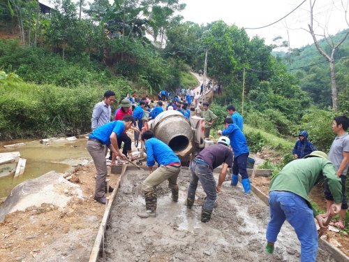 Thường Xuân ra quân làm đường tại xã Luận Khê (1).jpg