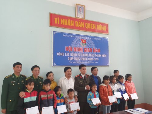 Đoàn Thanh niên Công an tỉnh tặng quà cho các em học sinh nghèo vượt khó trên địa bàn xã Yên Khương.jpg