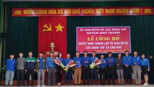 Đồng chí Lê Văn Nghĩa- Bí thư Huyện đoàn trao quyết định thành lập Đoàn TNCS Hồ Chí Minh xã Cán Khê.jpg