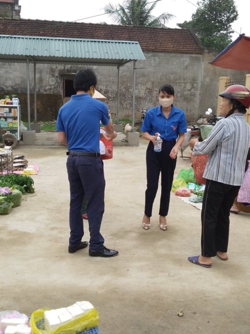Đoàn viên, thanh niên xã Phượng Nghi có mặt tại chợ để hướng dẫn người dân rửa tay sát khuẩn.jpg