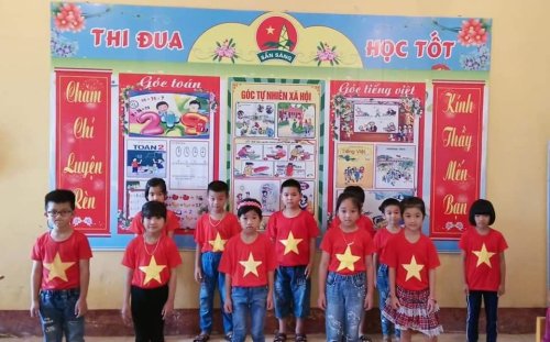 Cô giáo Ngà cùng các em học sinh Trường Tiểu Học Phú Nhuận trong tiết học ngoài khóa về Bác Hồ (2).jpg