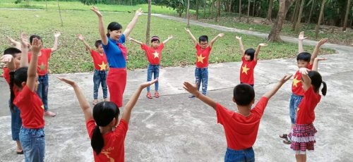 Cô giáo cùng các em học sinh Trường Tiểu Học Phú Nhuận tiết học thể dục ngoài trời, rèn luyện sức khỏe theo tấm gương Bác Hồ.jpg