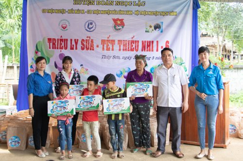 BTV Huyện đoàn và Lãnh đạo Đảng ủy xã Thúy Sơn trao quà cho các em thiếu nhi.jpg