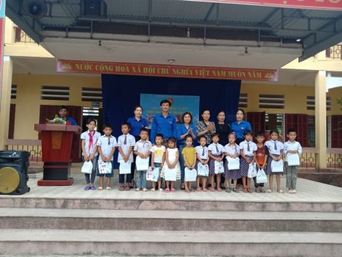 Đc Lê Văn Nghĩa-Bí thư Huyện đoàn, CT HĐĐ huyện trao sữa cho các em học sinh nghèo tại xã Xuân Phúc.jpg