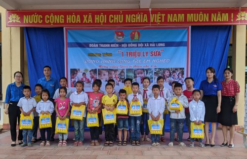 TT HĐĐ huyện trao sữa cho các em học sinh nghèo tại xã Hải Long.jpg