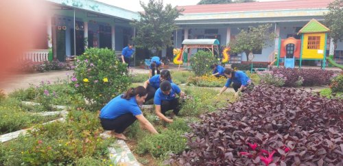 Các đồng chí là ĐVTN xã Mậu Lâm tham gia dọn vệ sinh khuôn viên Trường mầm non.jpg