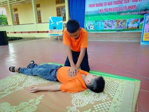 ảnh 2_ các em học sinh được giáo dục sơ cấp cứu khi bị đuối nước.jpg