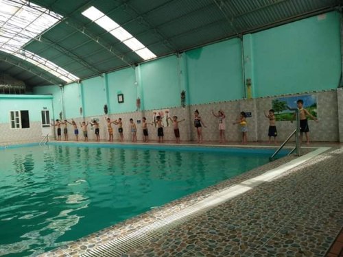 Ảnh 6_ Thực hành bơi lội cho học sinh tại bể bơi.jpg