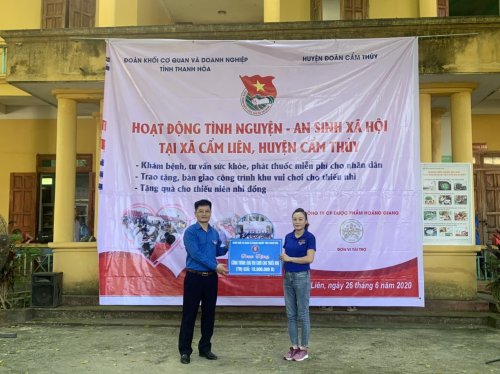 Trao tặng khu vui chơi.jpg