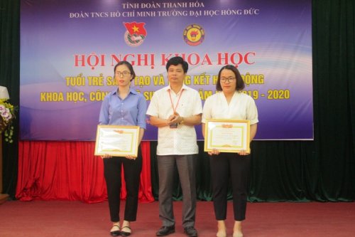 Khen thưởng các nhóm SV đạt giải cao.jpg