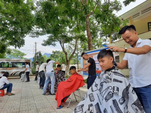 Ảnh 2_ các tình nguyện viên đang cắt tóc cho TTN, nhi đồng.jpg