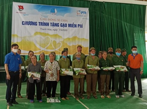 BTV Tỉnh đoàn tặng gạo cho các cựu TNXP trong mùa dịch COVID.jpg